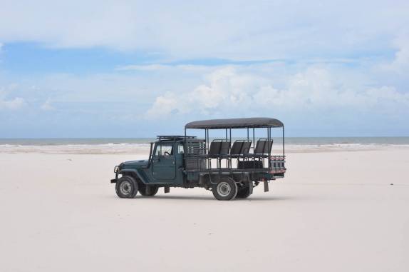 Nossa toyota nos espera após a trilha da Lagoa Verde, região de Atins, nos Lençóis Maranhenses - MA